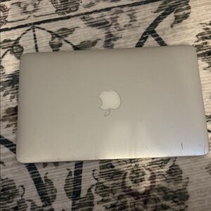 Apple MacBook in Sleek Silver